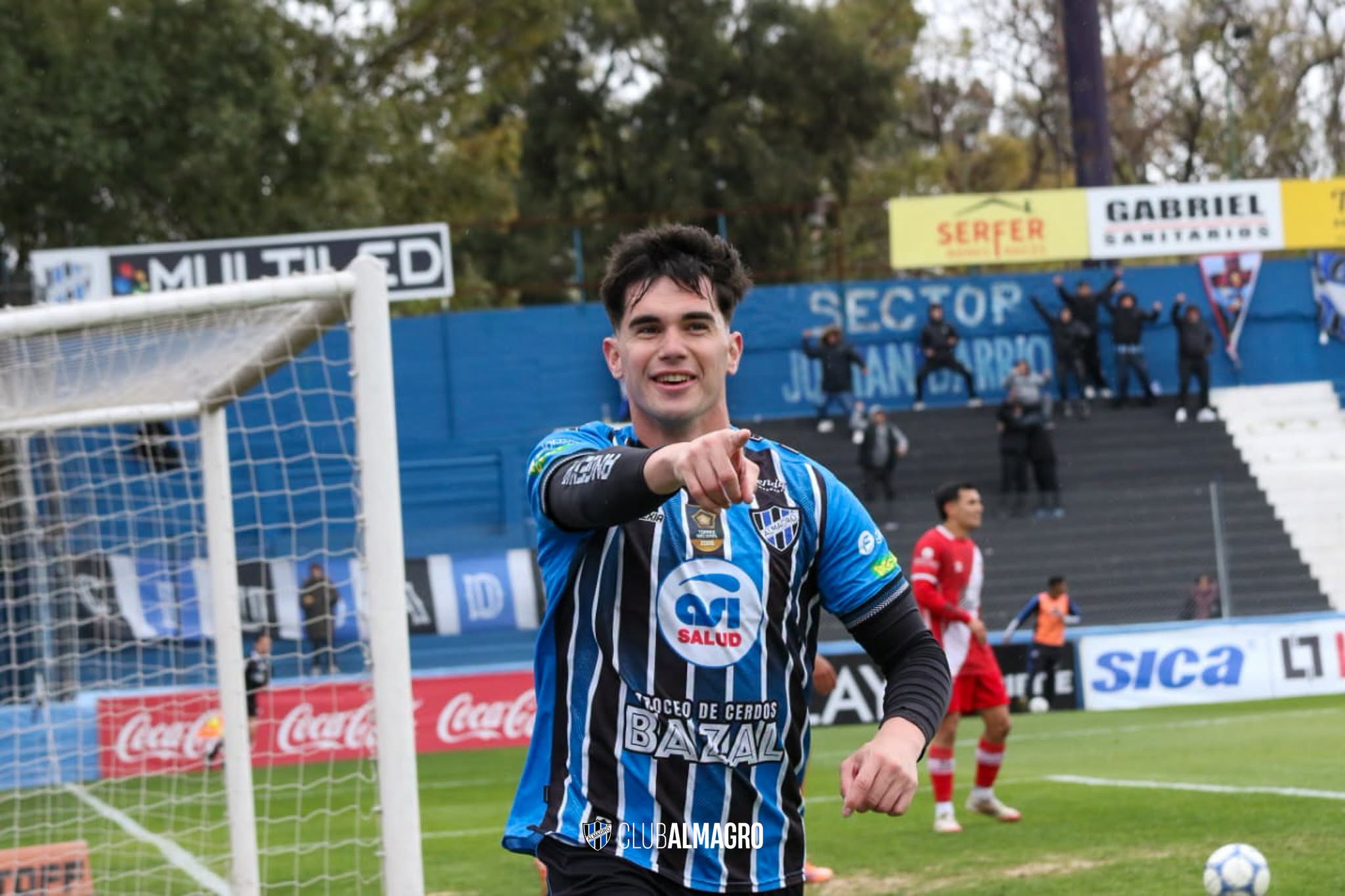 Jugador de Almagro señala hacia la cámara durante el encuentro ante Deportivo Maipú