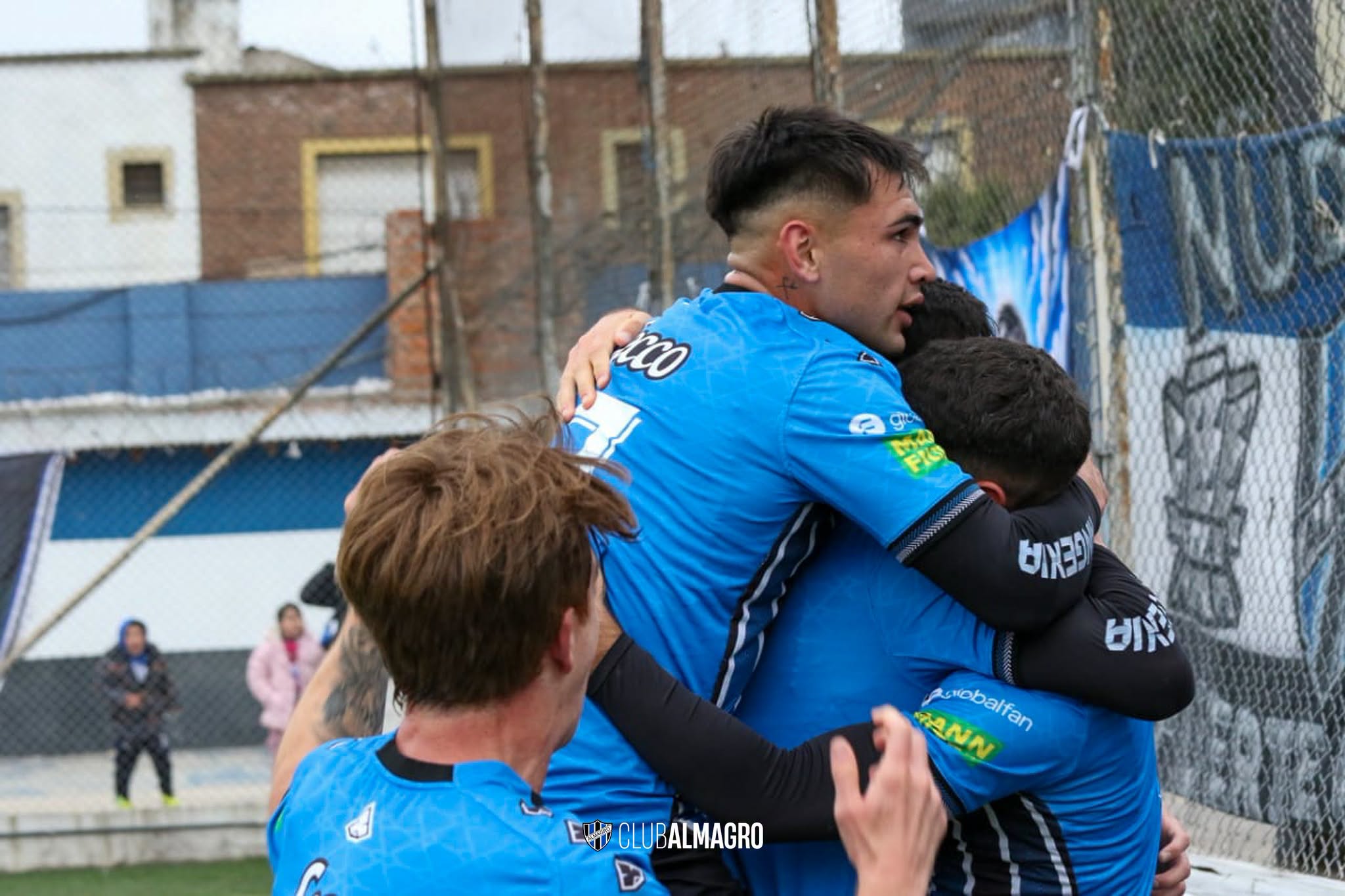 Futbolistas de Almagro se abrazan durante el partido ante Deportivo Maipú