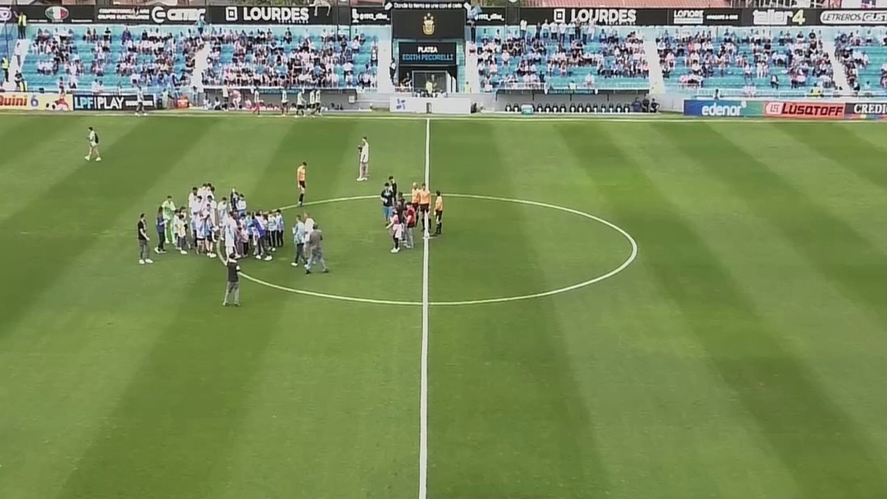 Disputa de balón e intensidad táctica en la mitad de la cancha durante el primer tiempo